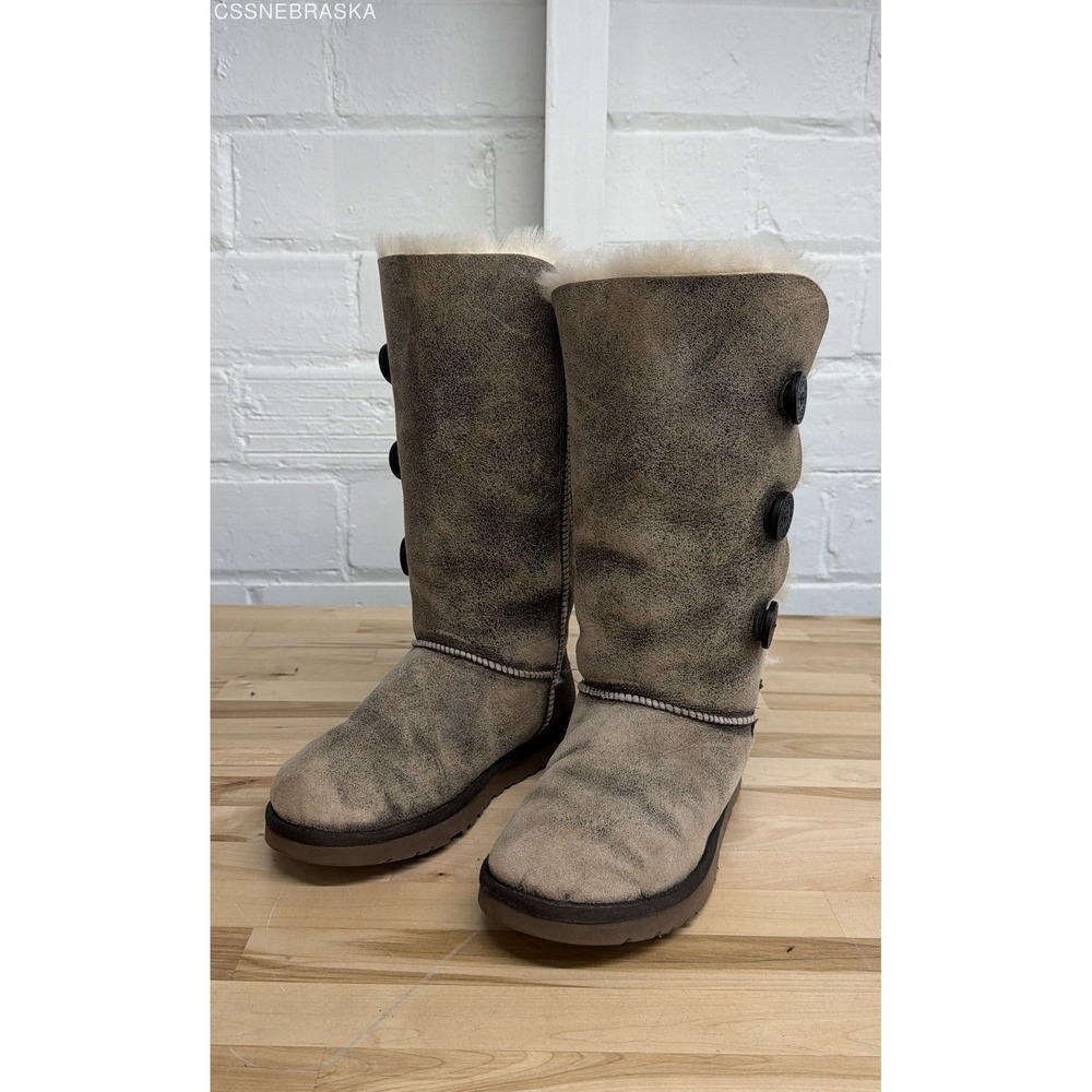 UGG Beige/Brown‎ Australia Women's Bailey Button Triplet Bomber Boots - Size 9